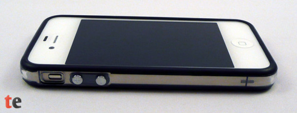 vau Edge Bumper invisible black in Nutzung mit iPhone 4S - Ansicht von links